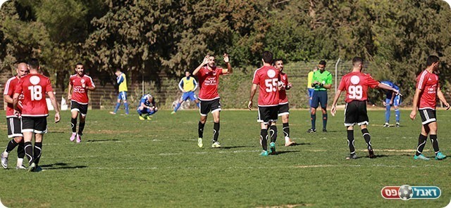 שחקני מגדל העמק חוגגים את השוויון (עדי מלול)